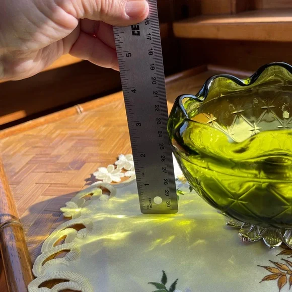 Avocado green bowl w/brass base, pineapple motif 1970s vintage - Picture 7 of 10